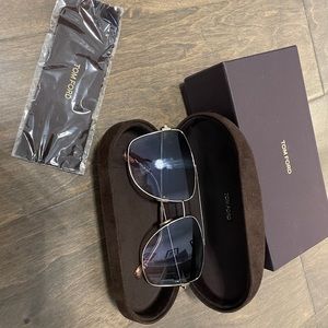 Brand New Tom Ford gradient gold rim oversized aviator sunglasses.